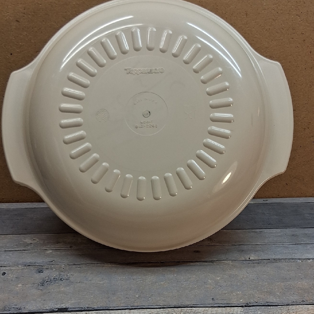Vintage Tan Tupperware Tupperwave with Cover  1 3/4 Qt/1.75 L